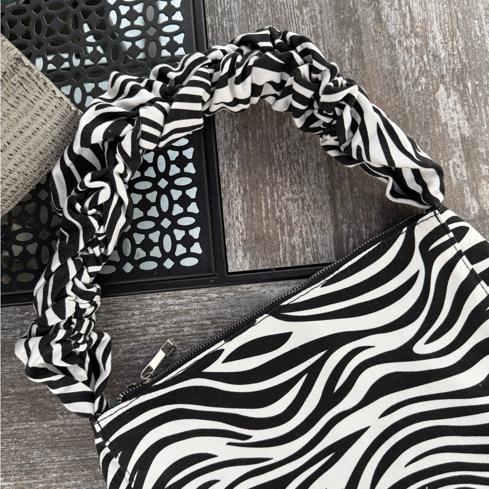 Zebra Shoulder Bag๐ค - Picture 2 of 6